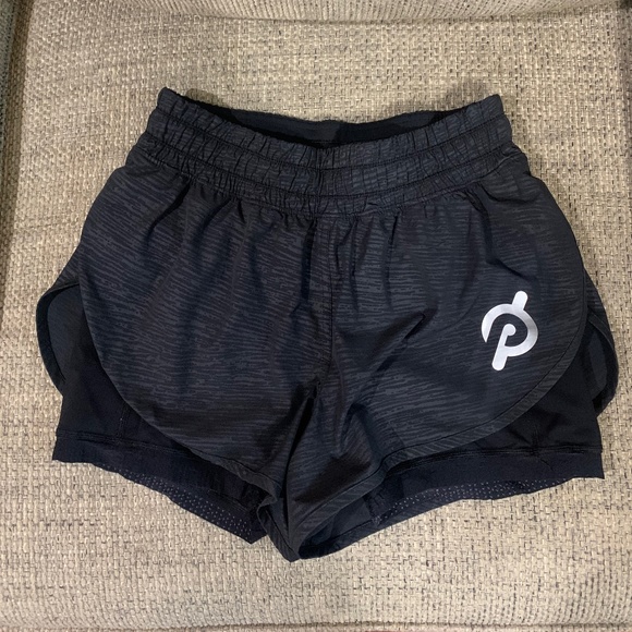 lululemon athletica Pants - Lululemon Ft. Peloton size 8 black pattern shorts